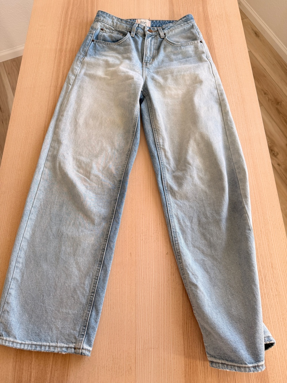 BDG Tapered Baggy Jeans Size 26 Light Wash High Rise Loose Fit Straight Leg